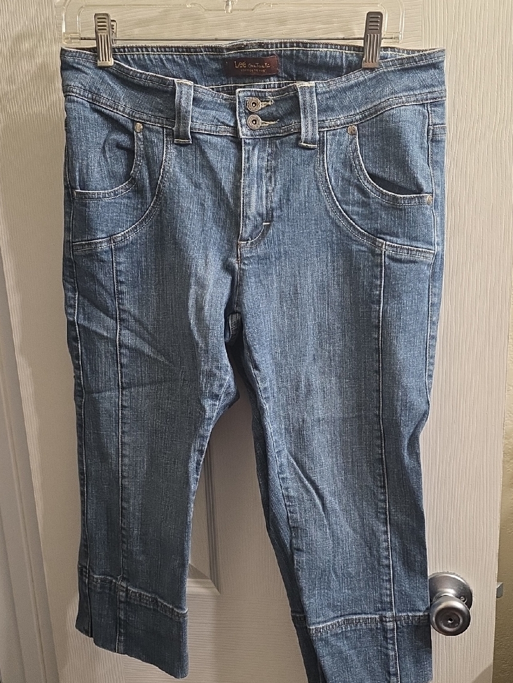Lee Women's Light Blue Cropped Jeans Size 9/10